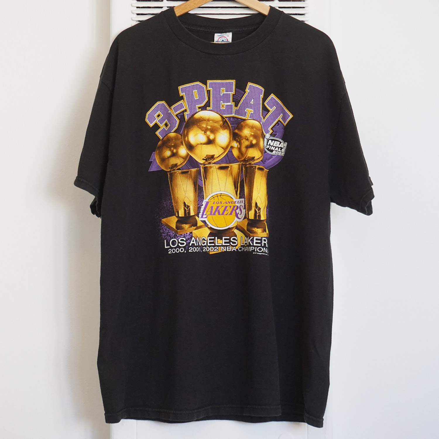 Vintage 2002 Lakers 3-peat T-shirt, Front